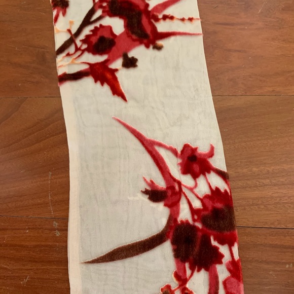 Cream scarf with red velvet detailing. - Picture 2 of 6
